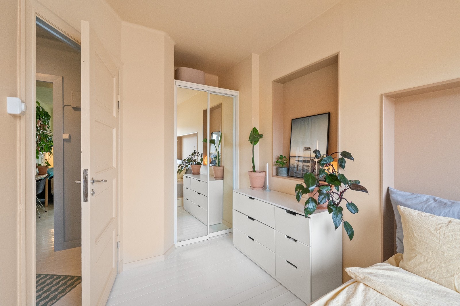 Soverommet er innredet med plassbygd skyvedørsgarderobe. Galleribilde