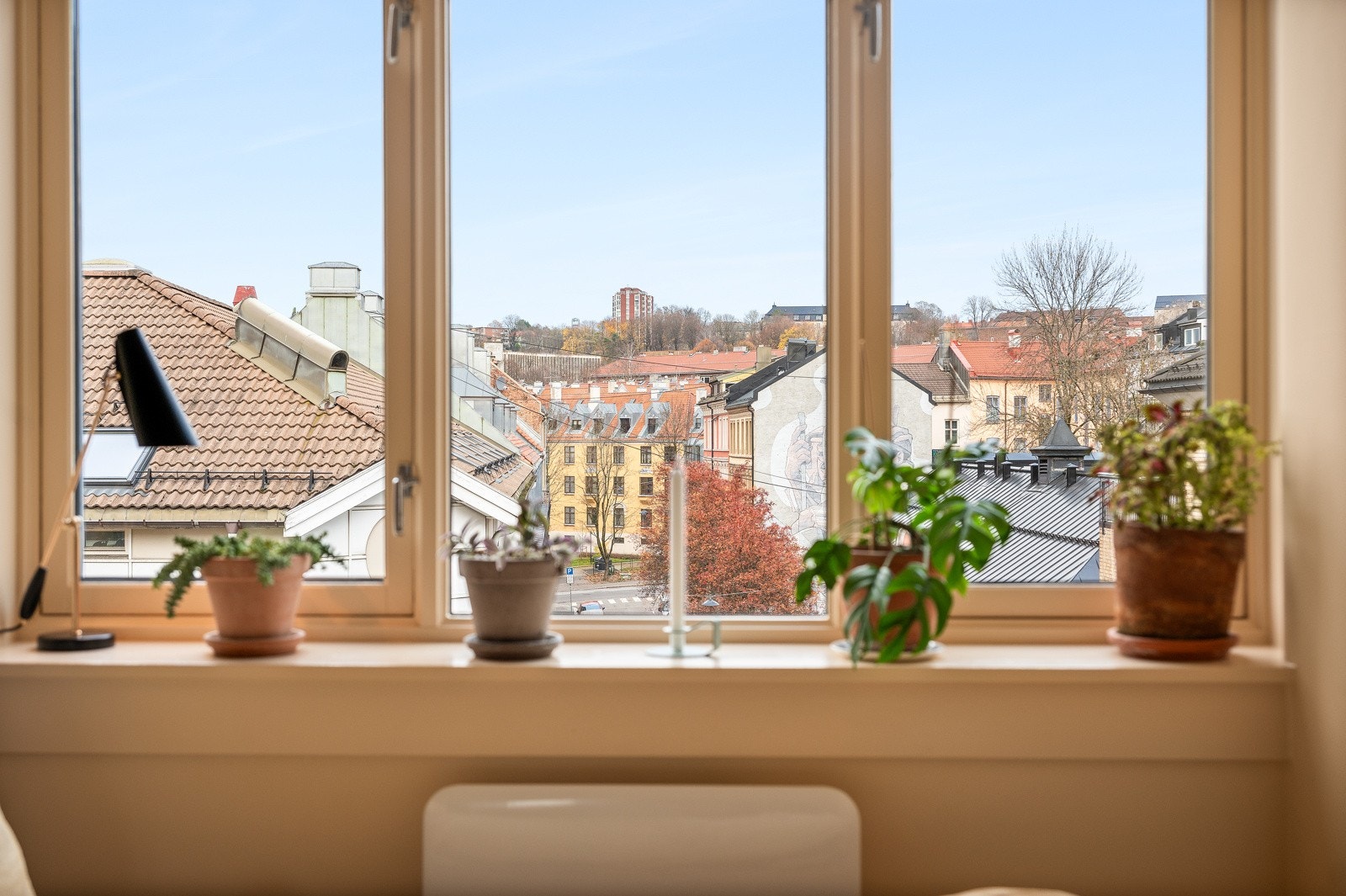 Soverommet har en rekke store vindusflater med nylig utsikt. Galleribilde