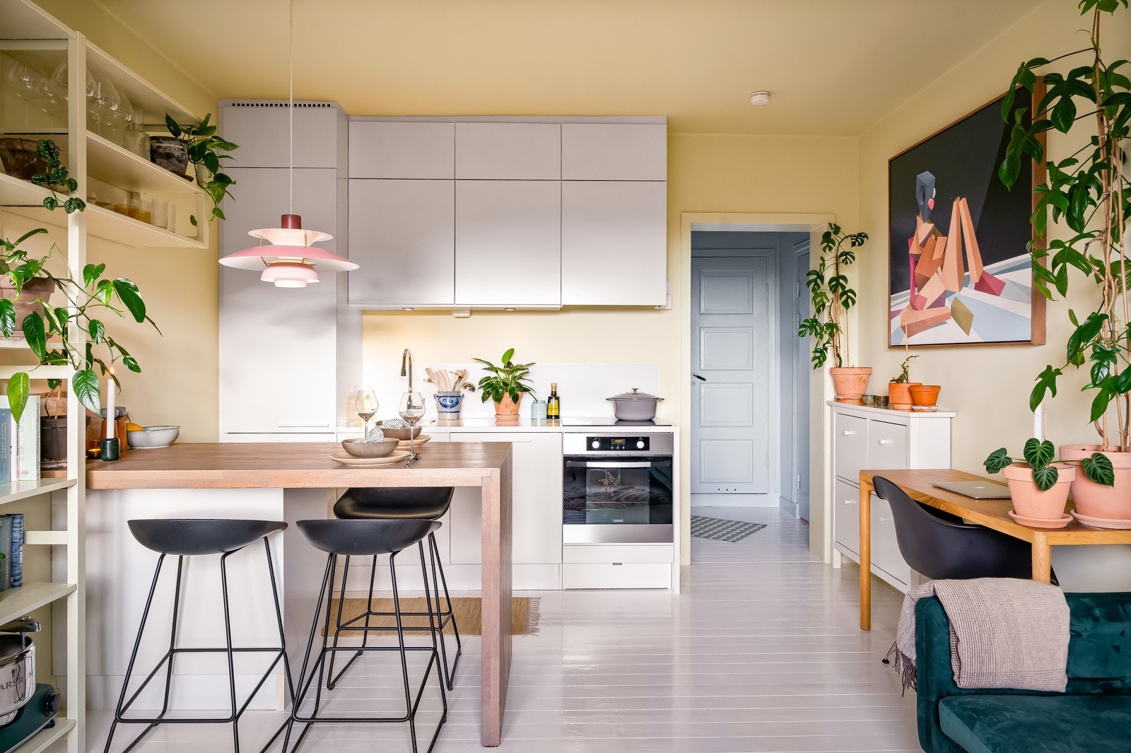 Store deler av leiligheten er pusset opp i senere tid og fremstår med pen standard. Galleribilde