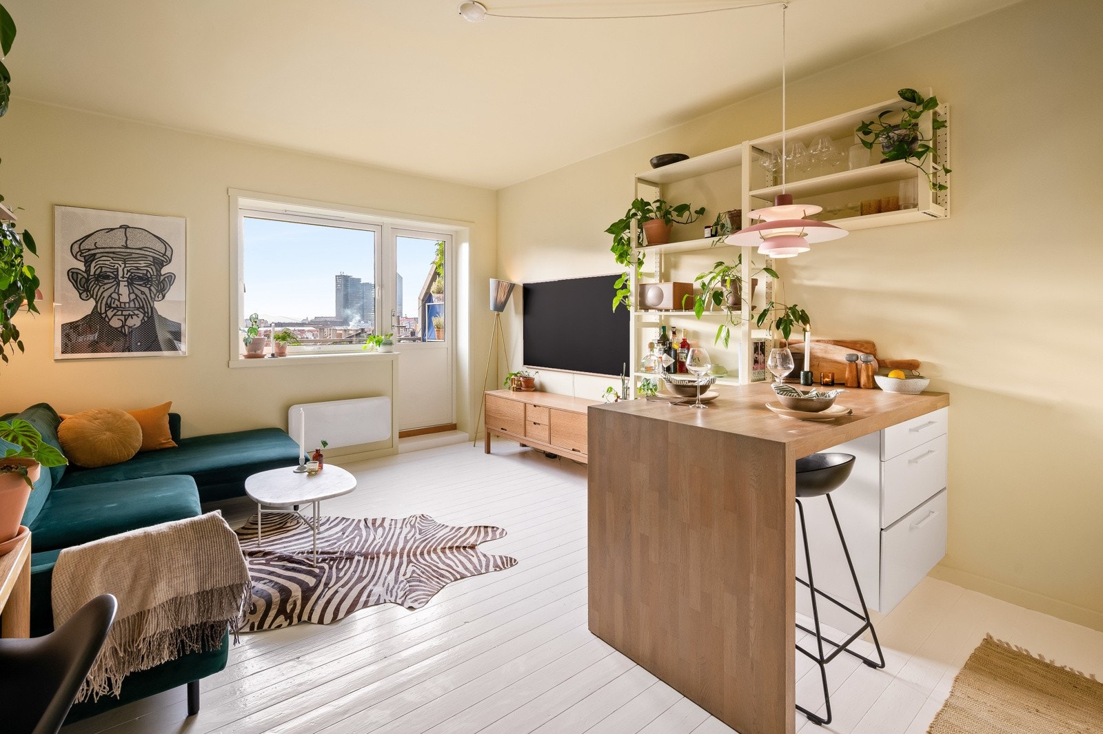 Leiligheten er gjennomgående med meget god planløsning og store vindusflater på to sider. Galleribilde