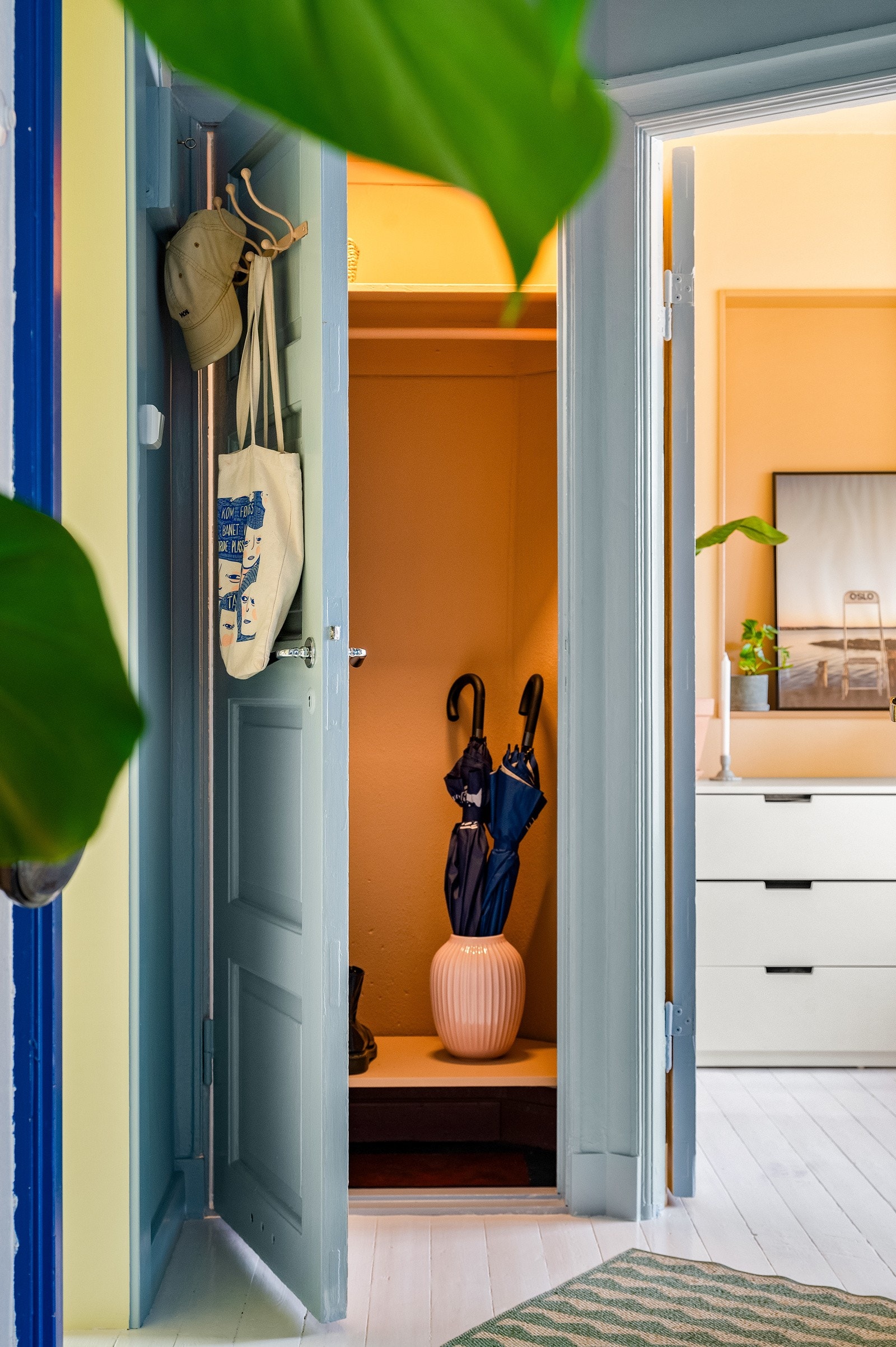 Innbydende entré med praktisk skap for oppebevaring av yttertøy. Galleribilde