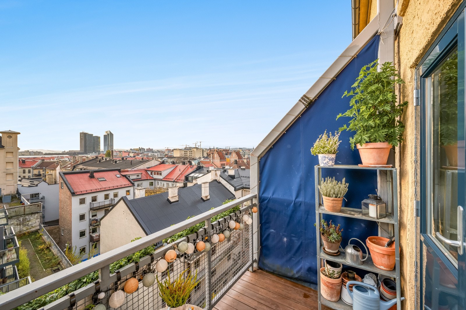 Velkommen til Jens Bjelkes gate 43C, en nydelig toppleilighet med spektakulær utsikt og gode solforhold. Galleribilde