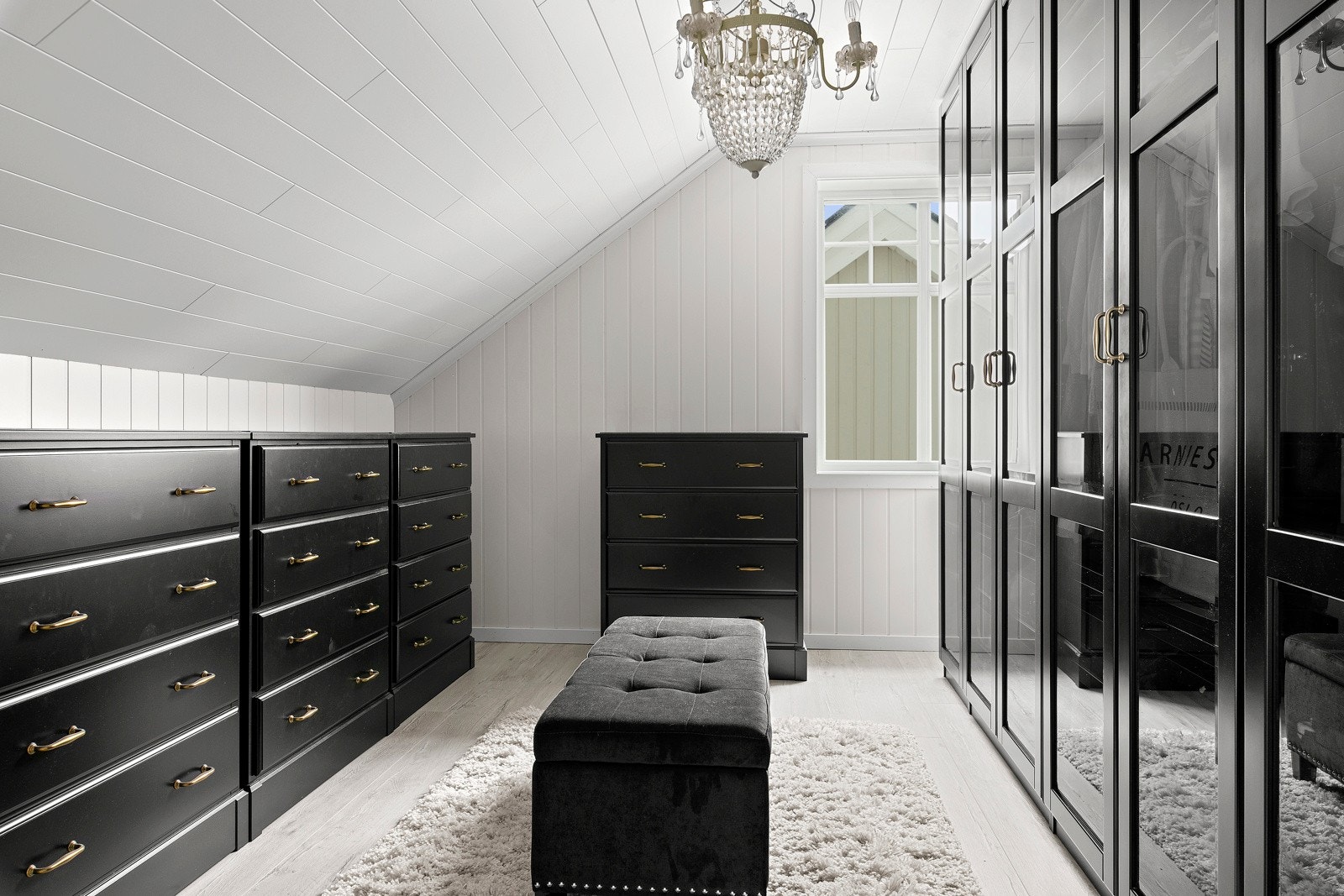 Lekkert walk-in-closet. Her er det enkelt å holde det ryddig i klær, sko og tilbehør. Galleribilde