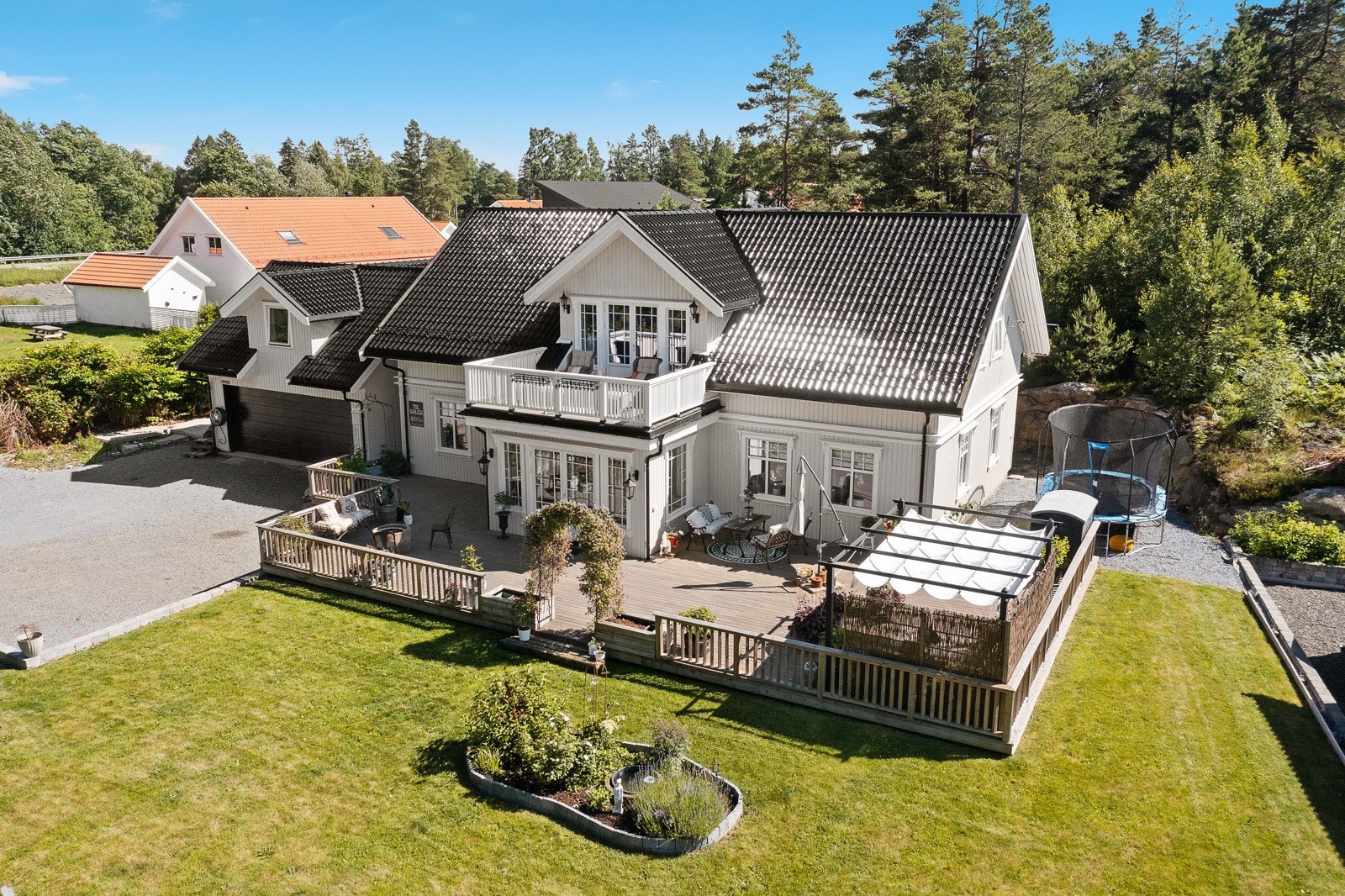 Boligen ligger fint til i et nyere boligfelt med kort vei til skog, natur og fine turløyper. Galleribilde