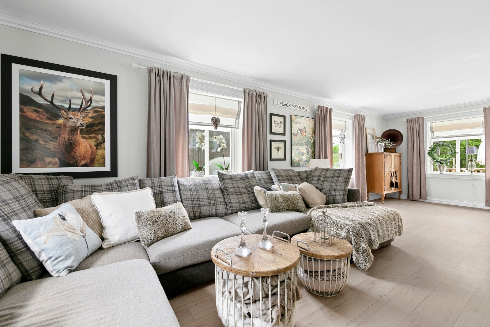 Stua har god plass til sittegrupper. Galleribilde