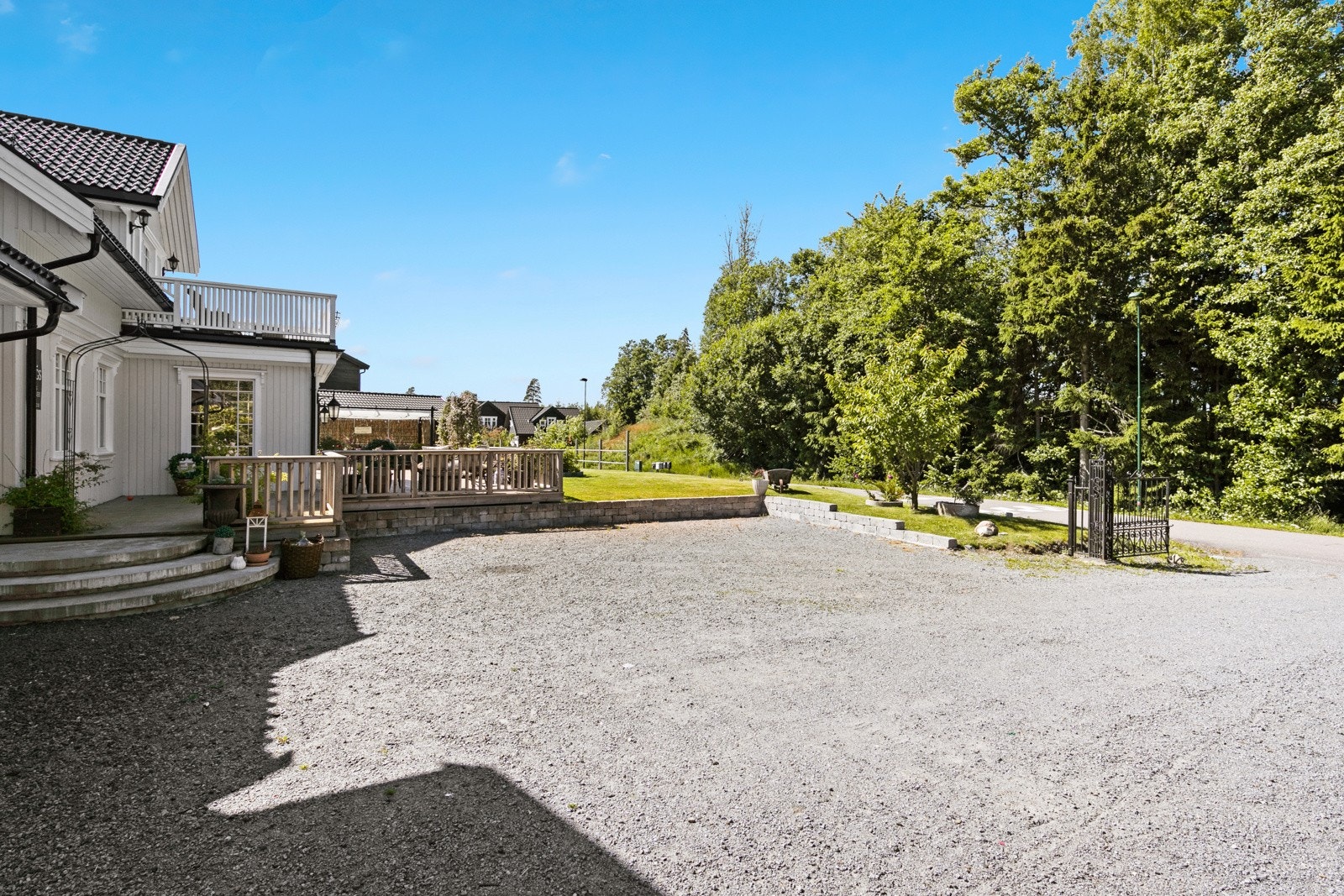 Stor gårdsplass, samt stor garasje. Galleribilde