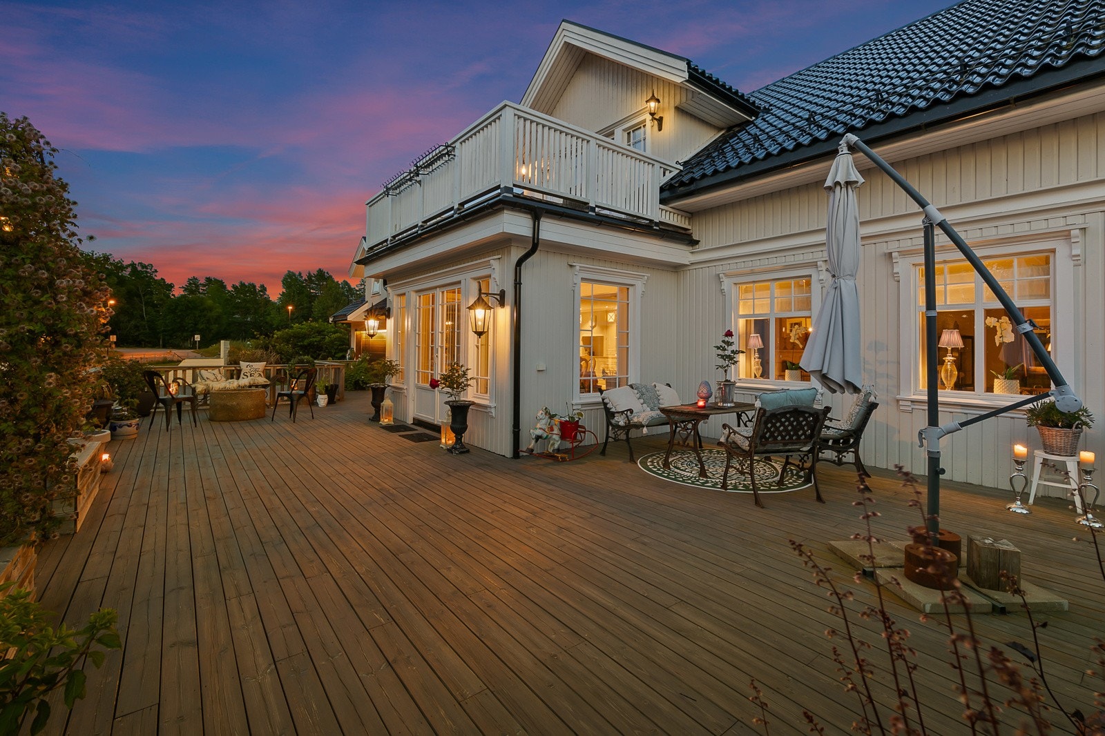 Eiendommen har en fantastisk uteplass opparbeidet med både terrasser, balkonger og nydelig hage. Galleribilde