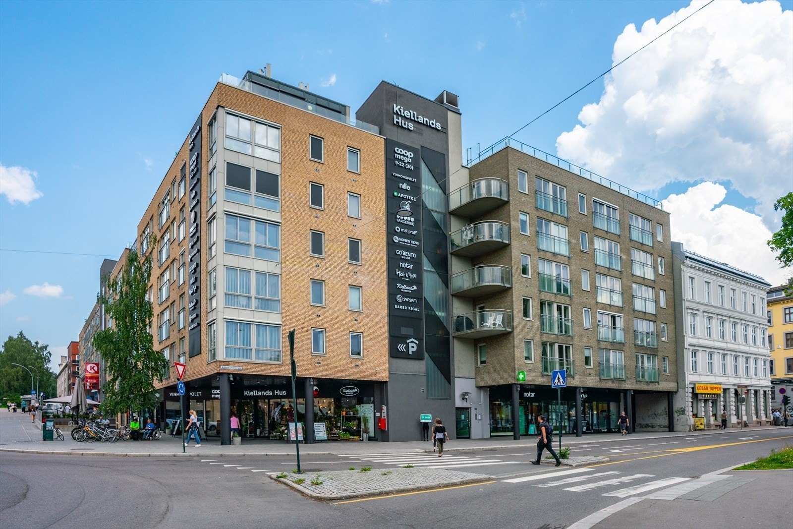 Nabolagssentert Kiellands Hus med blant annet vinmonopol. matbutikk, apotek, blomsterbutikk og frisør Galleribilde