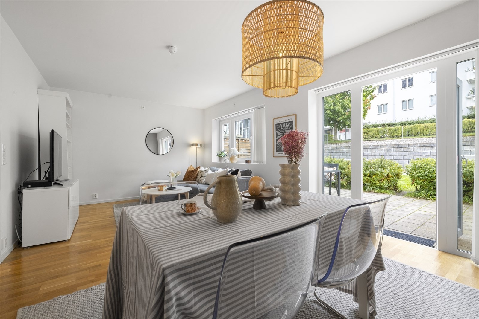 Det er god størrelse på stuen med plass til sofagruppe med tilhørende møblement Galleribilde