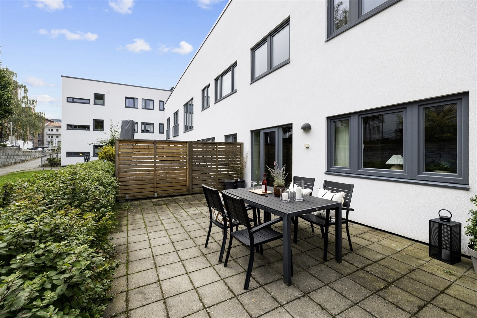 Det er lys og stikkontakt på terrassen. Galleribilde