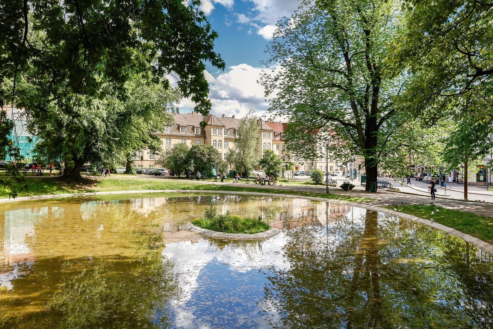 St. Hanshaugen-parken er en vakker og populær park med restaurant, treningsapparater og utekino om sommeren Galleribilde