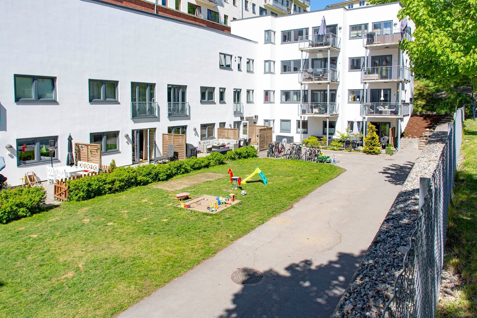 Stille, skjermede omgivelser i en blindvei. Galleribilde