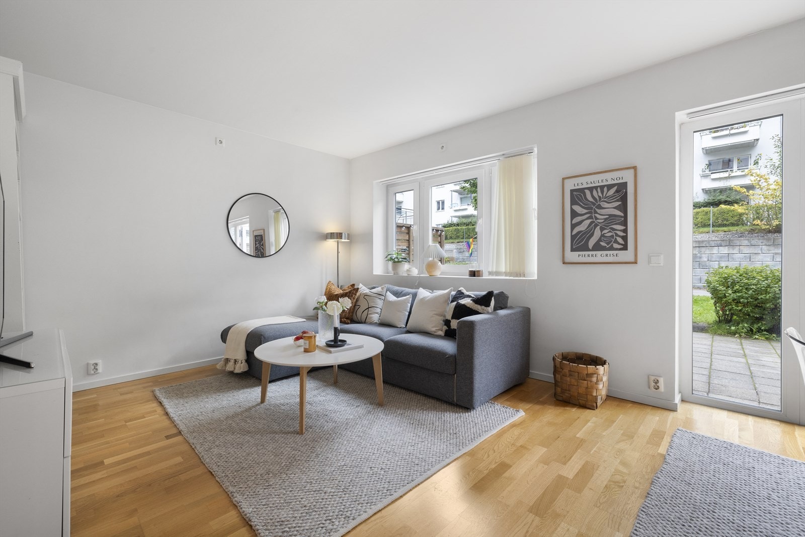 Store vindusflater er med på å skape gode innvendige lysforhold og et luftig preg. Galleribilde