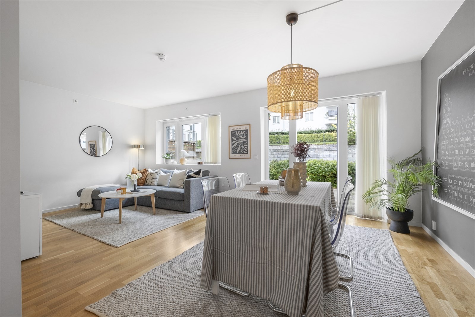 Spisebords gruppen finner sin naturlige plass i rommet, og man kan enkelt invitere venner og familie til middag. Galleribilde