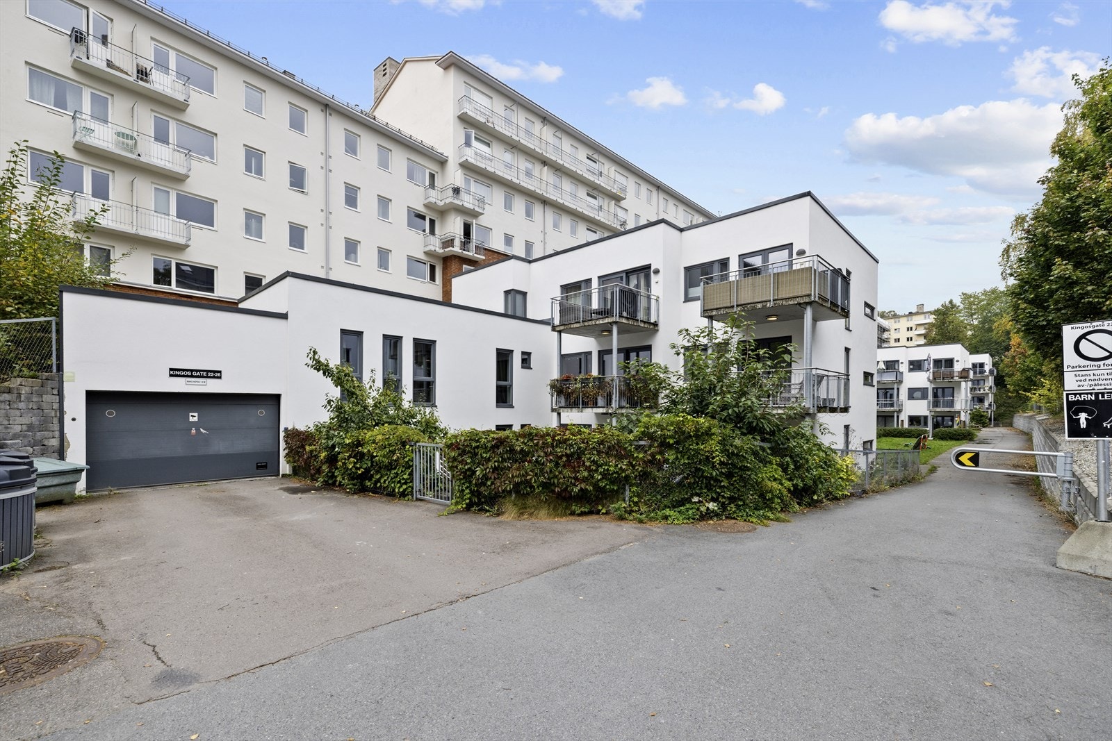 Veletablert og hyggelig sameie. Det er fem gjesteparkeringsplasser til disposisjon. Galleribilde