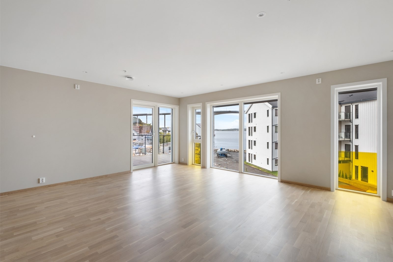 Store vindusflater som gir mye lysinnslipp Galleribilde