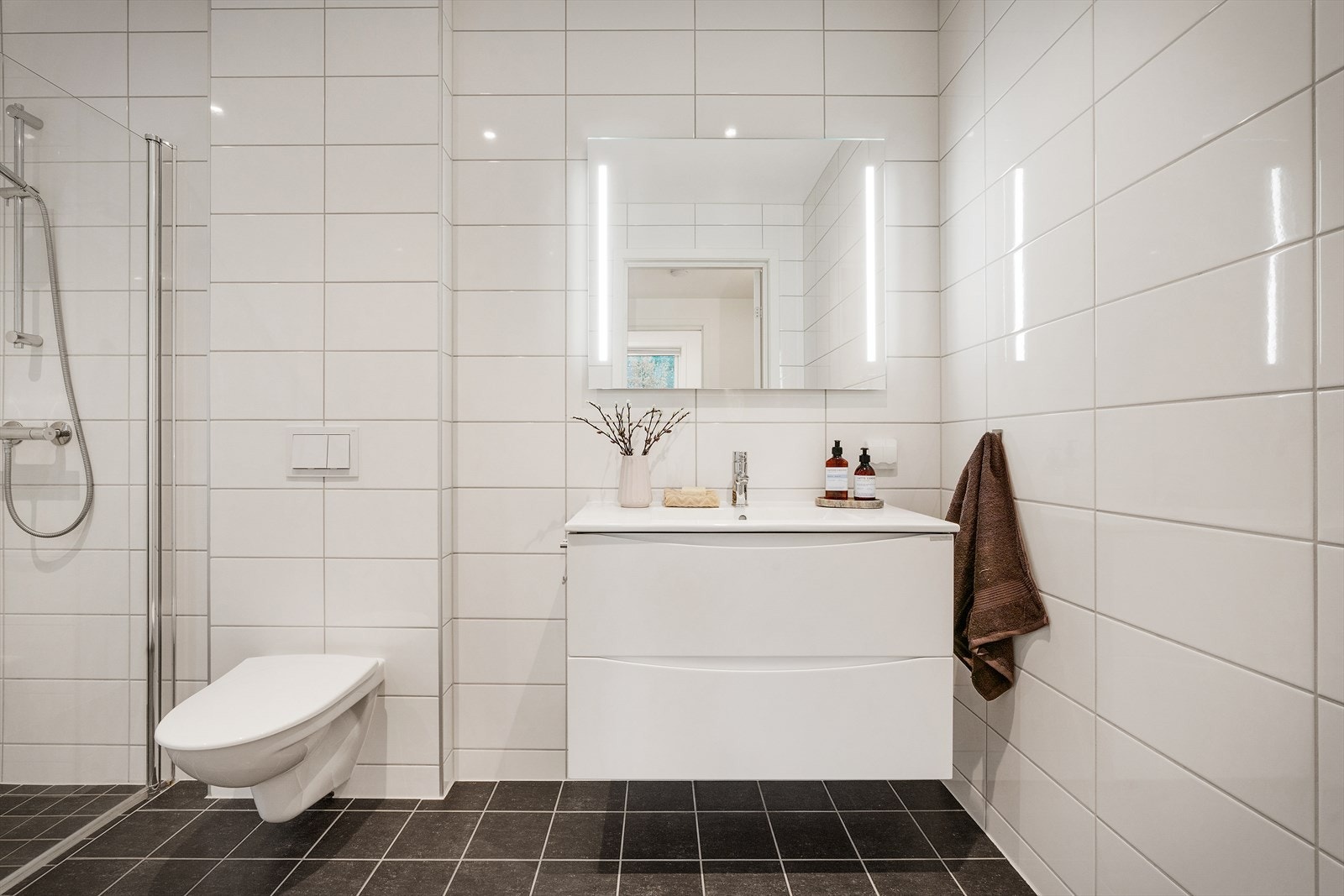 - Lekkert, helfliset bad med gullvarme - Galleribilde
