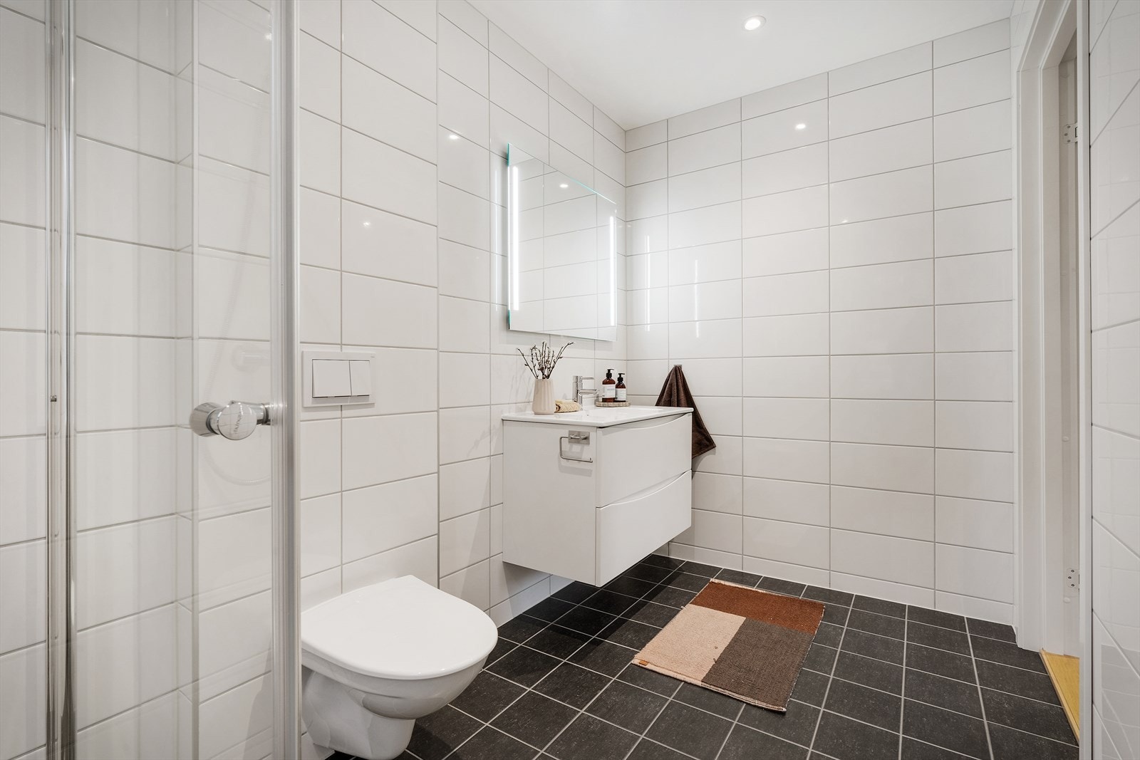 - Badet måler 5,6 m² - Galleribilde