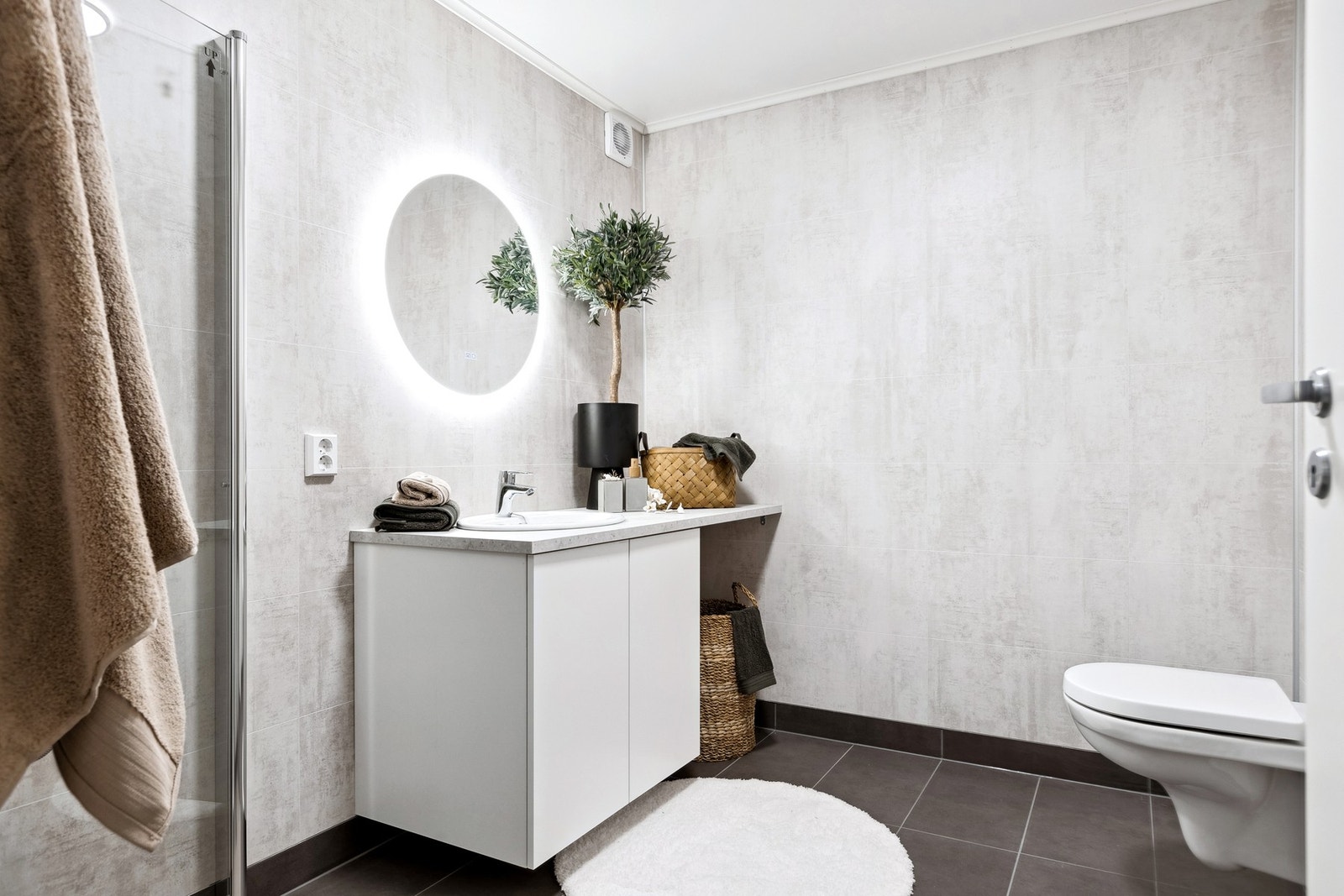 Delikat bad på 6m² med opplegg til vaskemaskin, mekanisk avtrekk og varme i gulv. Galleribilde