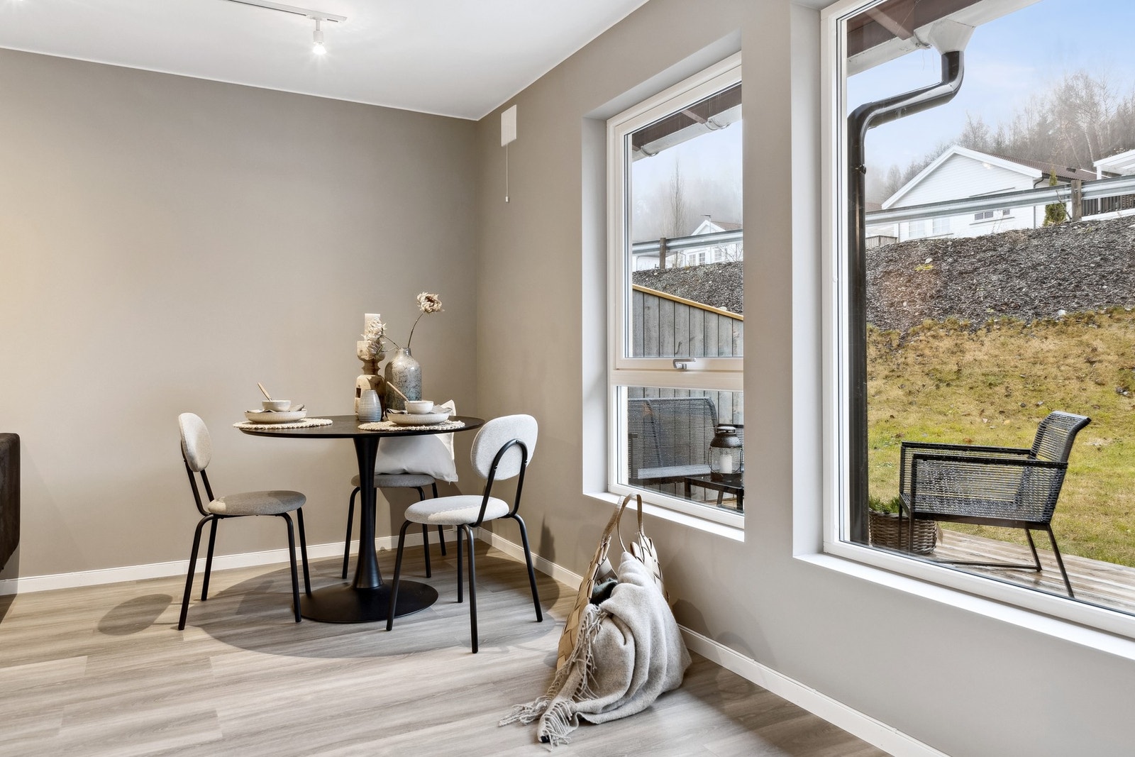 Store vinduer gir god romfølelse. Moderne material og fargevalg. Galleribilde