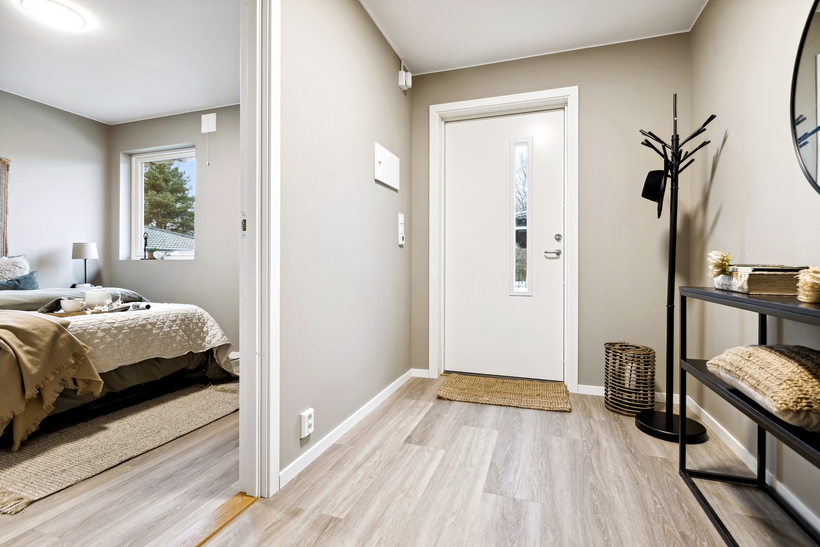 Leiligheten har moderne farge- og materialvalg. Galleribilde