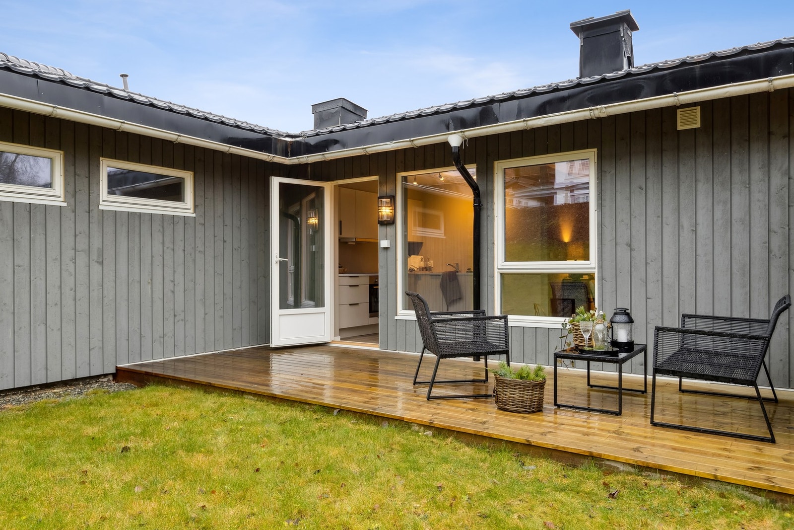 Terrasse som vender mot vest samt felles gressplen. Galleribilde