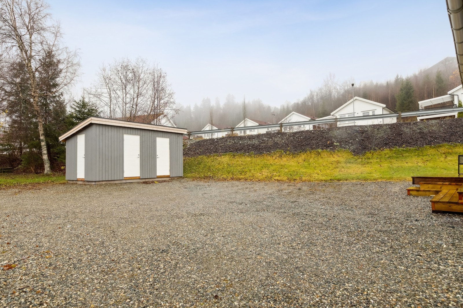 Leiligheten disponerer parkeringsplass på sameiets tomt. Galleribilde