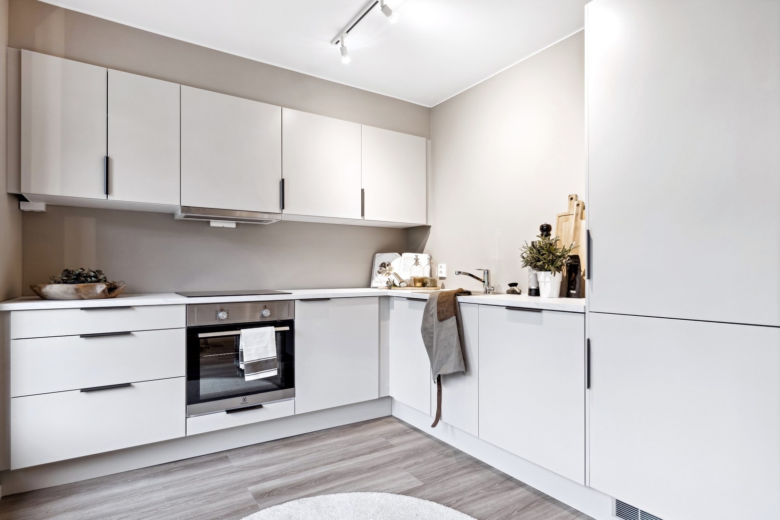 Integrerte hvitevarer som stekeovn, platetopp, mekanisk avtrkk, oppvaskmaskin, kjøl-/fryseskap. Galleribilde