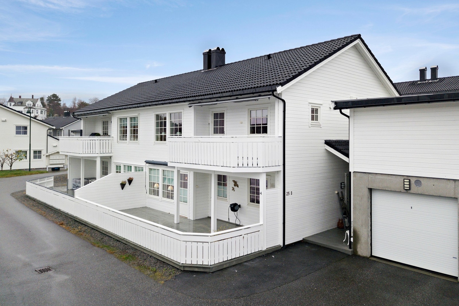 Vannutkaster på terrassen, overbygd inngangsparti og parkering i egen garasje. Og bordkledning er nymalt. Galleribilde