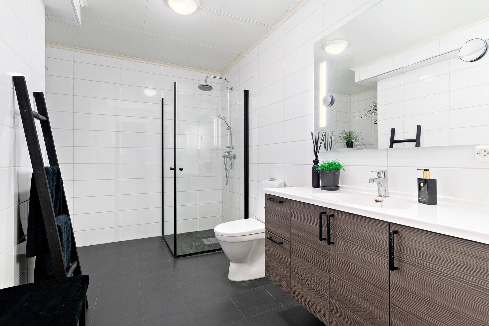 Speilet er hele 120 x85 cm. Legg også merke til skuffer og skap på servantinnredningen, plassen på servantplaten og det store speilet. Galleribilde