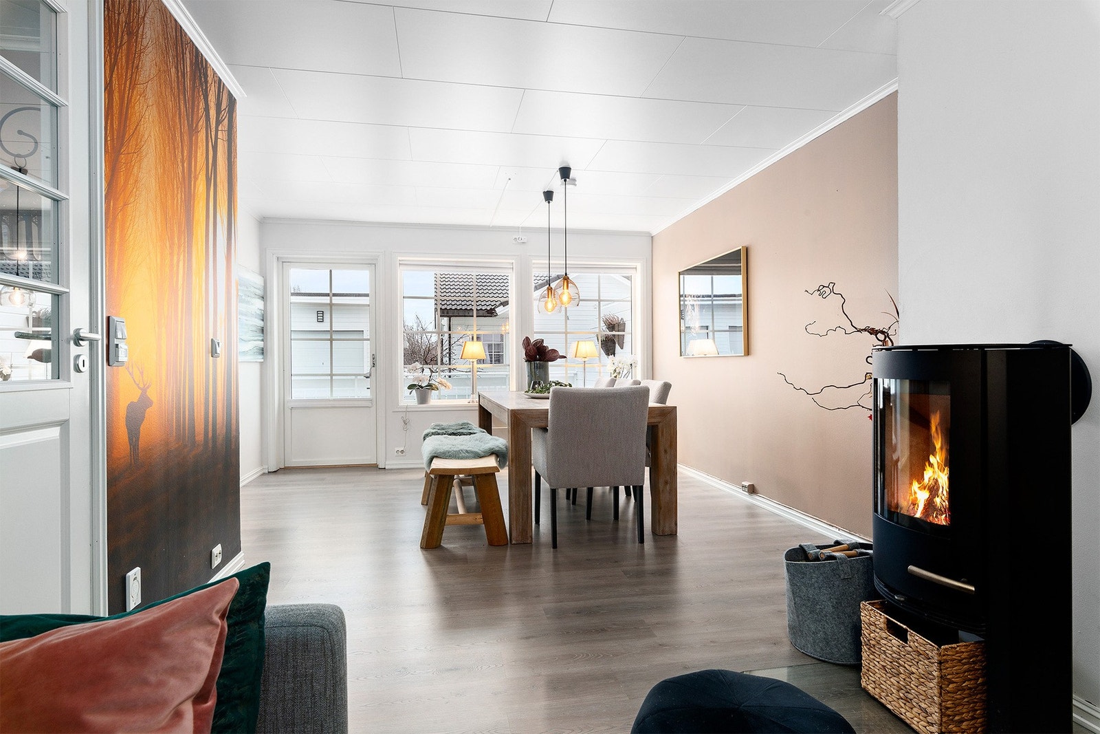 Nede til venstre ser du uttak for sentralstøvsuger, på stue/kjøkken er det gulvvarme og leiligheten har balansert ventilasjonsanlegg Galleribilde