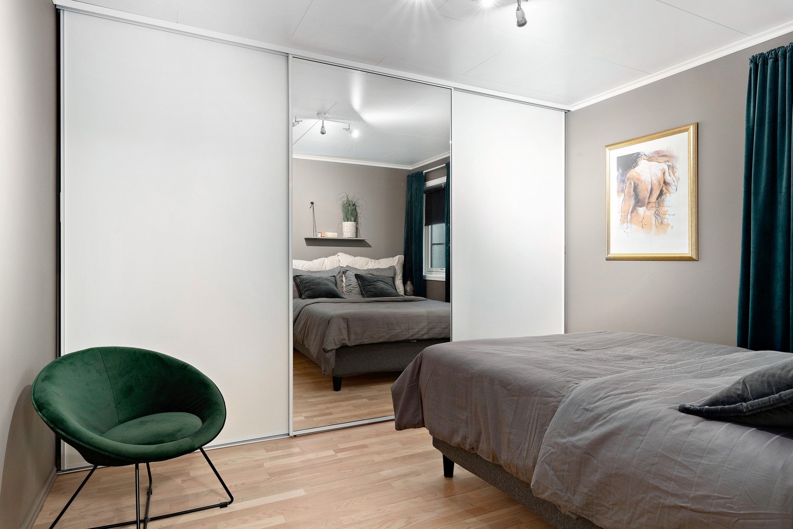 Hovedsoverommet med stor skyvedørsgarderobe Galleribilde