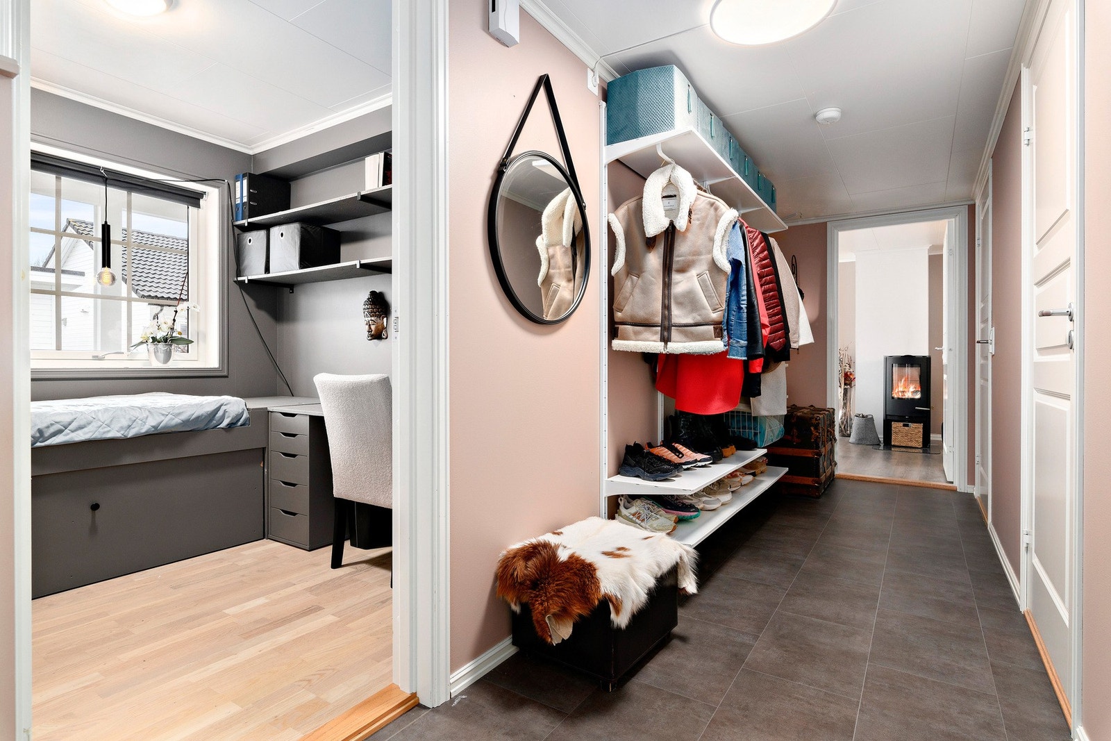 Gulvet i gangen er flislagt. Dørene på høyre side er til henholdsvis soverom og bad. Galleribilde