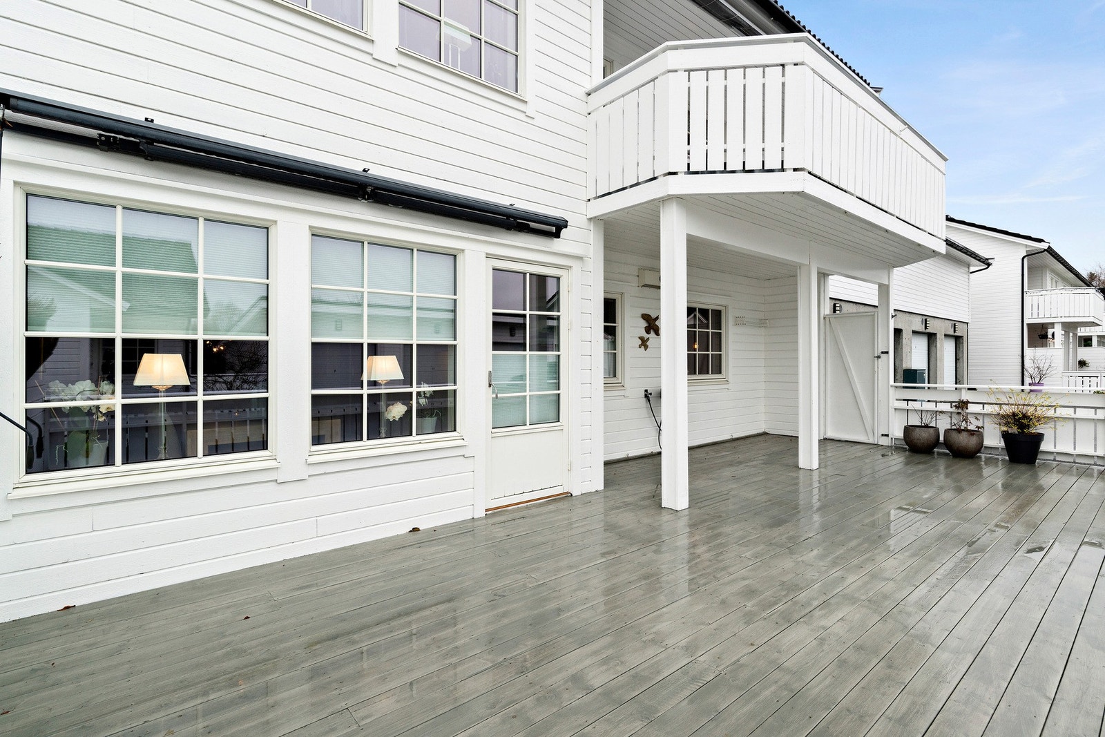 Tilkomst til terrasse både via dør fra stue og ved inngangsparti. Da slipper du å bære hagemøbler inn i huset og deretter ut på terrassen. Galleribilde