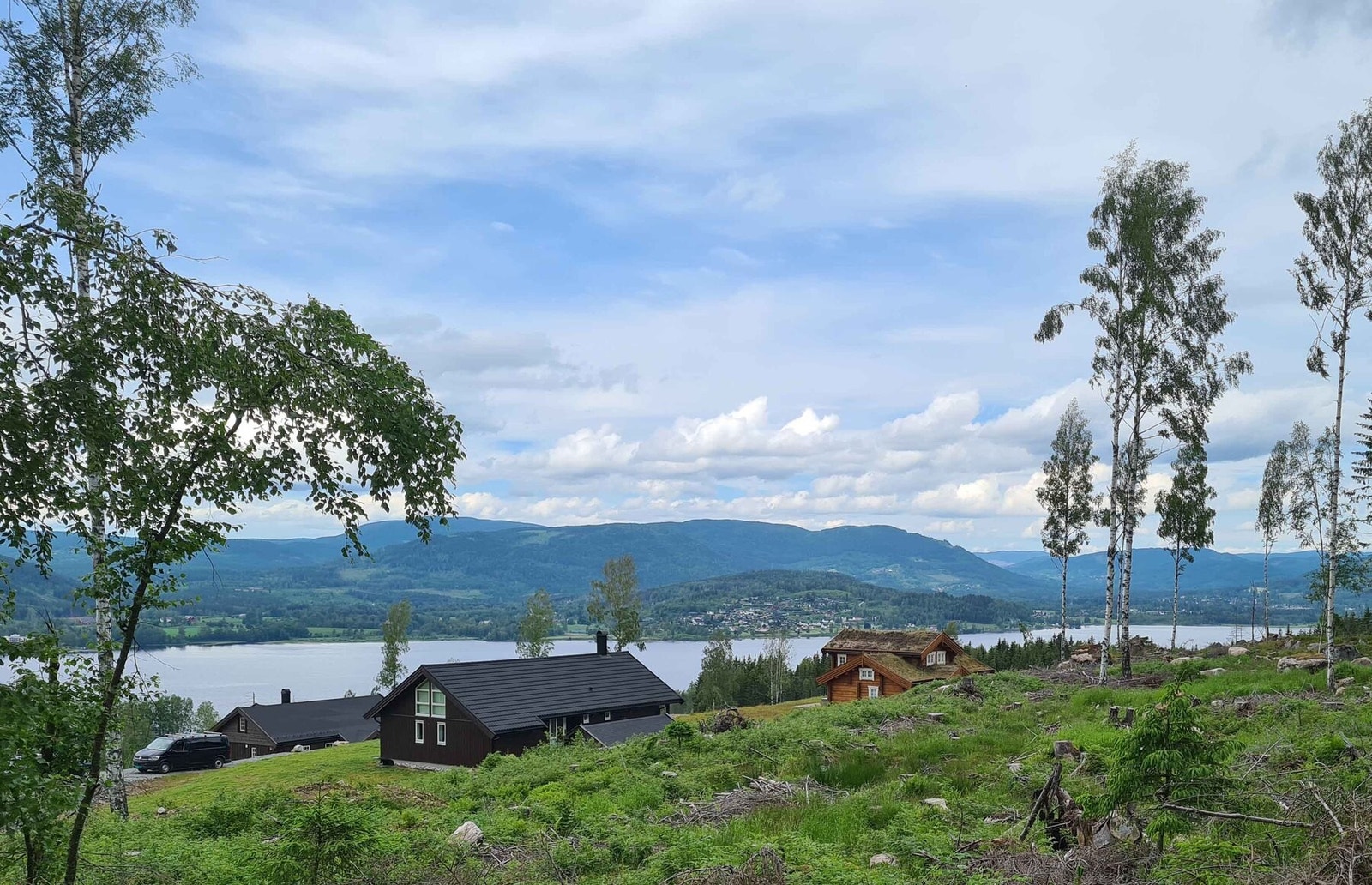 Foto fra Kinnavegen.
Tomtene er lett skrånende ned mot Hurdalsvatnet. Galleribilde