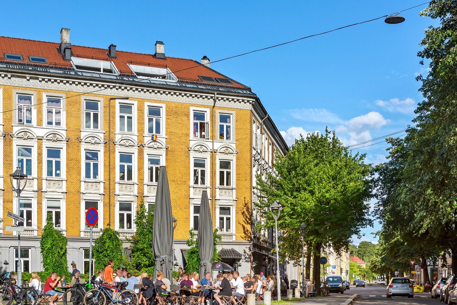 Nærområdet byr på flere hyggelige restauranter med flott uteservering på sommeren, samt koselige kaféer Galleribilde