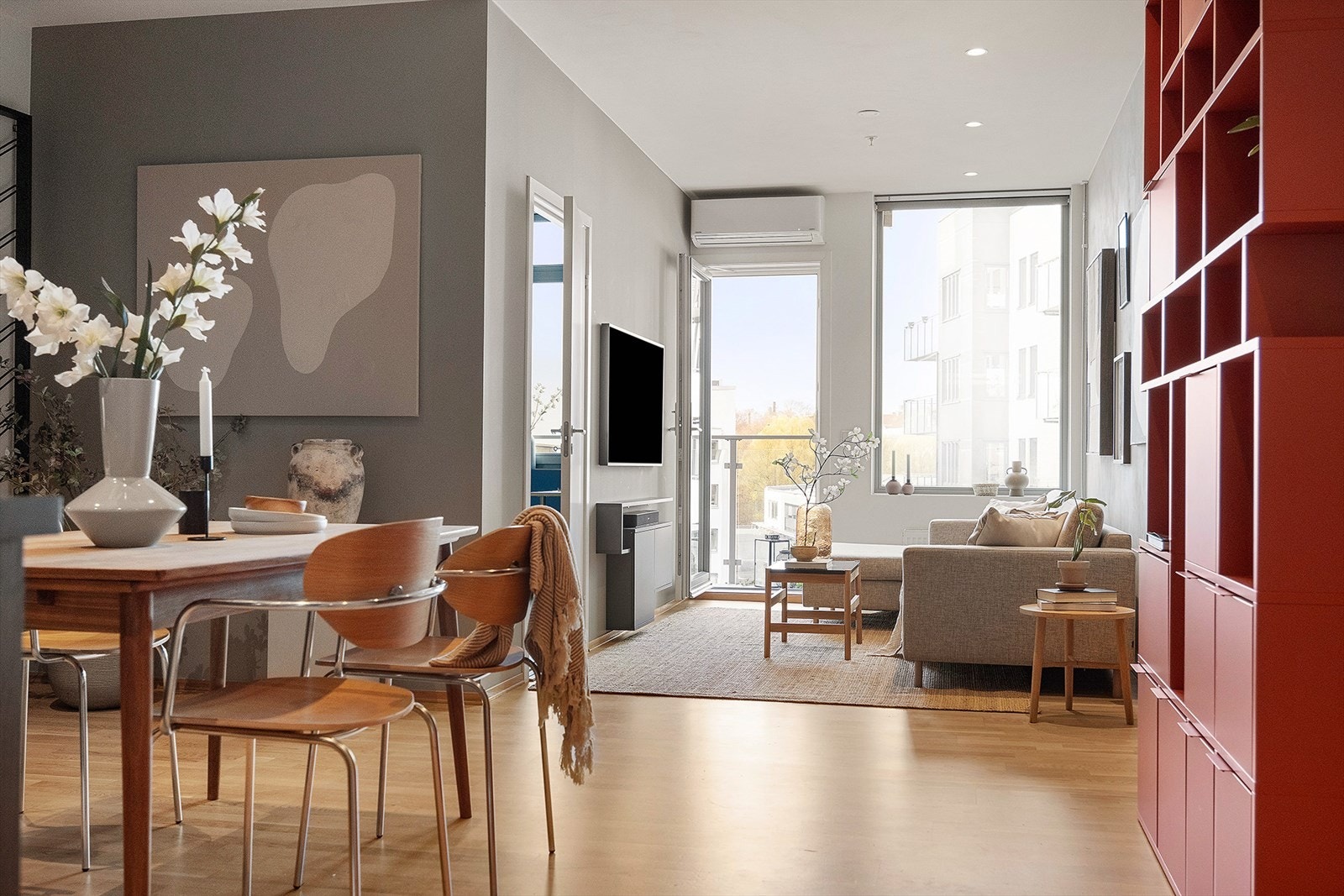 Romslig og hyggelig stue med adkomst til en vestvendt balkong Galleribilde