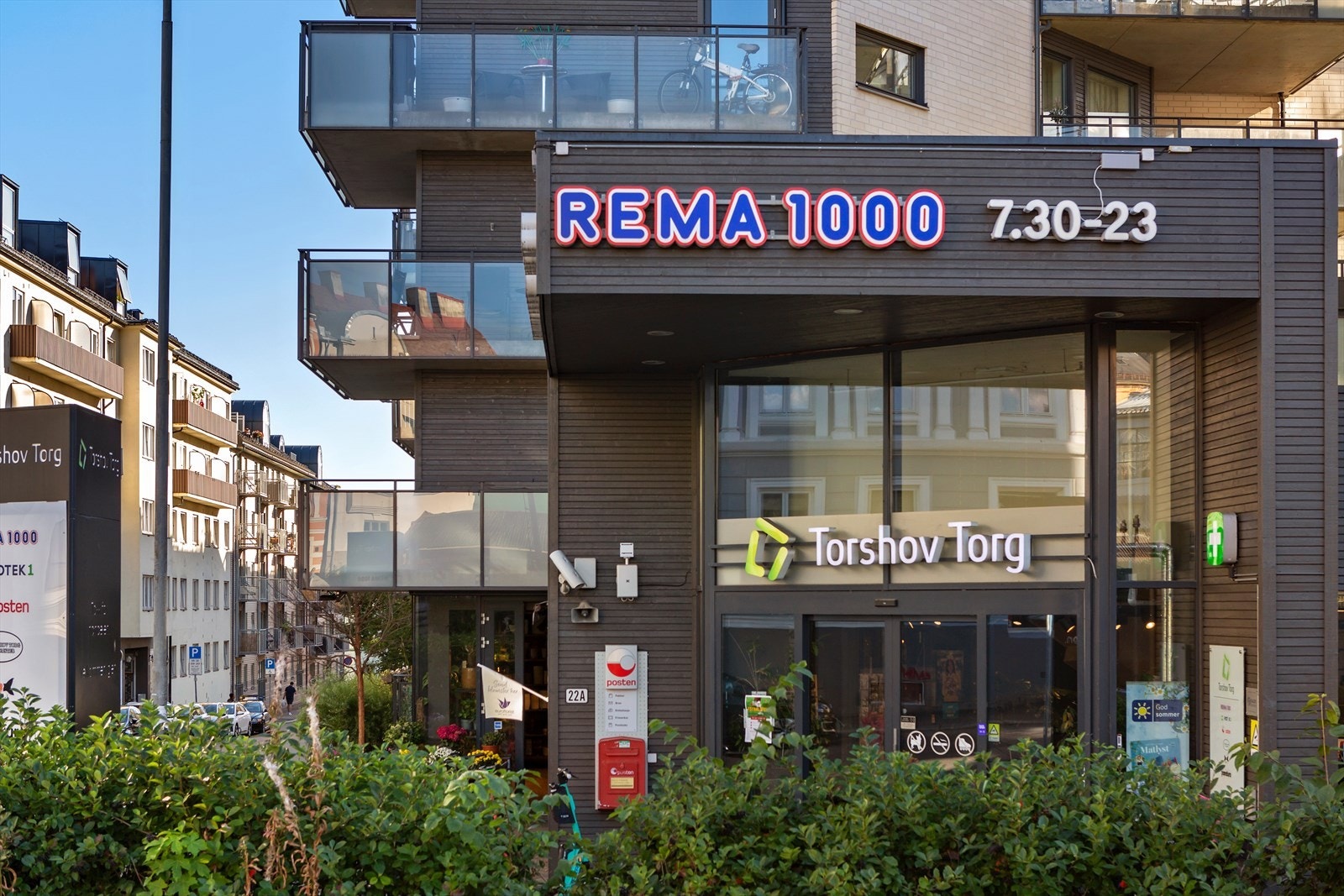 Leiligheten ligger vegg-i-vegg med Torshov Torg hvor du finner Rema 1000, Posten, Apotek 1, Sushi og blomsterbutikk m.m. Galleribilde