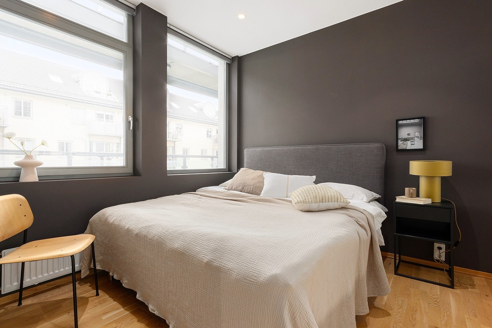 Hovedsoverom av god størrelse hvor det plass til en dobbeltseng med tilhørende møblement. Galleribilde