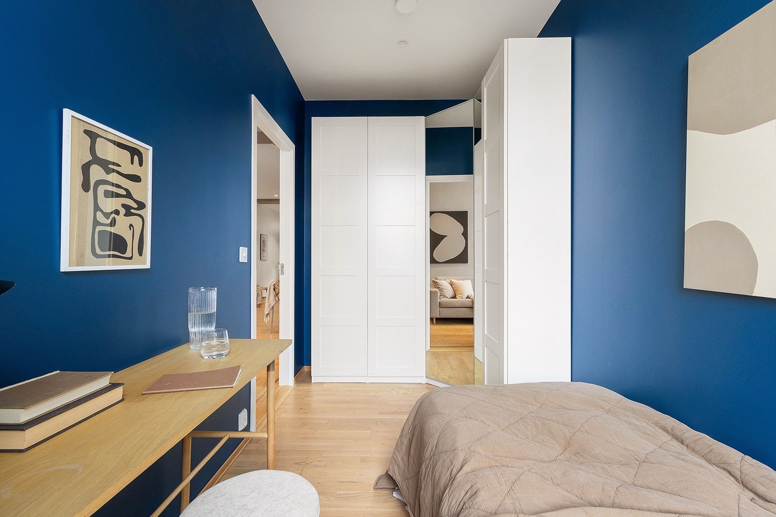 Medfølgende stort garderobeskap Galleribilde