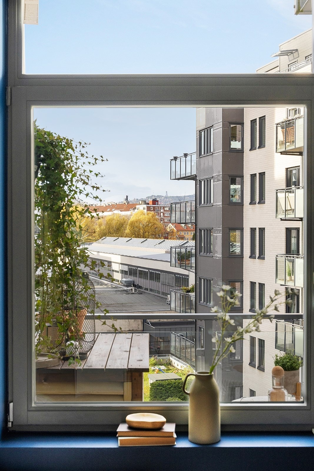 Hyggelig og åpent utsyn fra soveromsvinduet Galleribilde