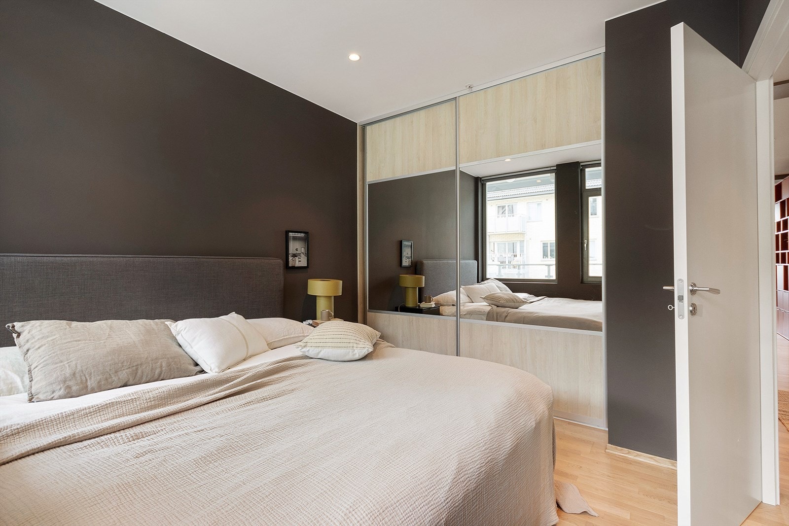 Medfølgende stort og plassbygget garderobeskap som gir rikelig med oppbevaringsmuligheter Galleribilde