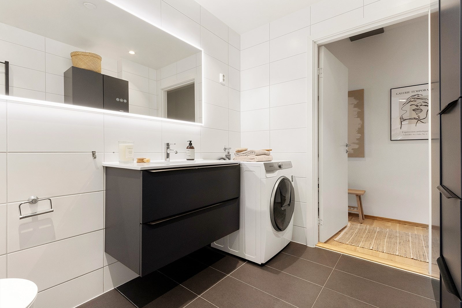 Badet ble oppgradert i 2020 med nytt servantskap, speil, høyskap, vegghengt toalett og dusjløsning. Galleribilde