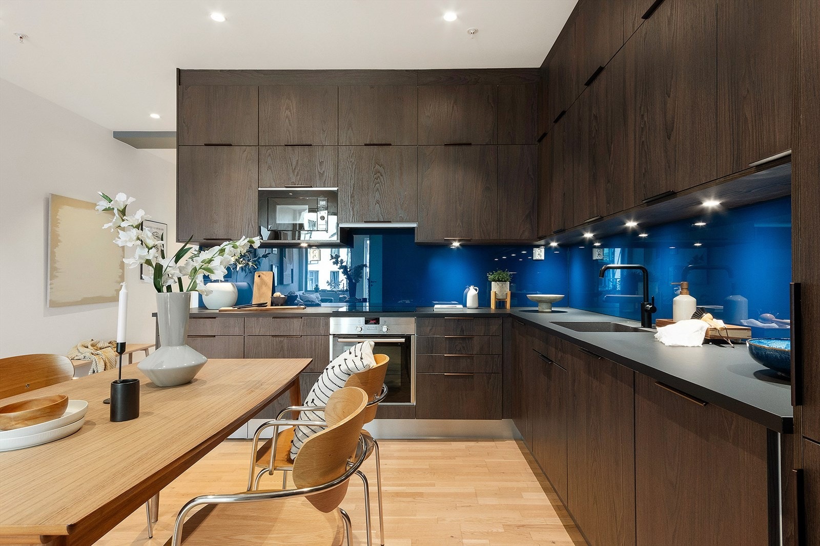 Kjøkkenet er velutstyrt med integrert stekeovn, mikroovn, oppvaskmaskin, platetopp og kjøl/fryseskap. Galleribilde