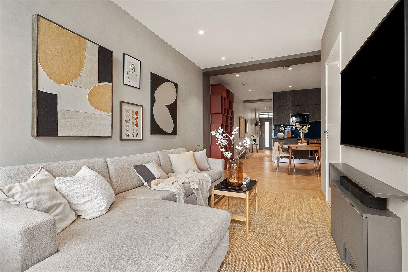 Takhøyden på 2,7 m i stuen og på kjøkkenet gir en svært god og luftig romfølelse Galleribilde