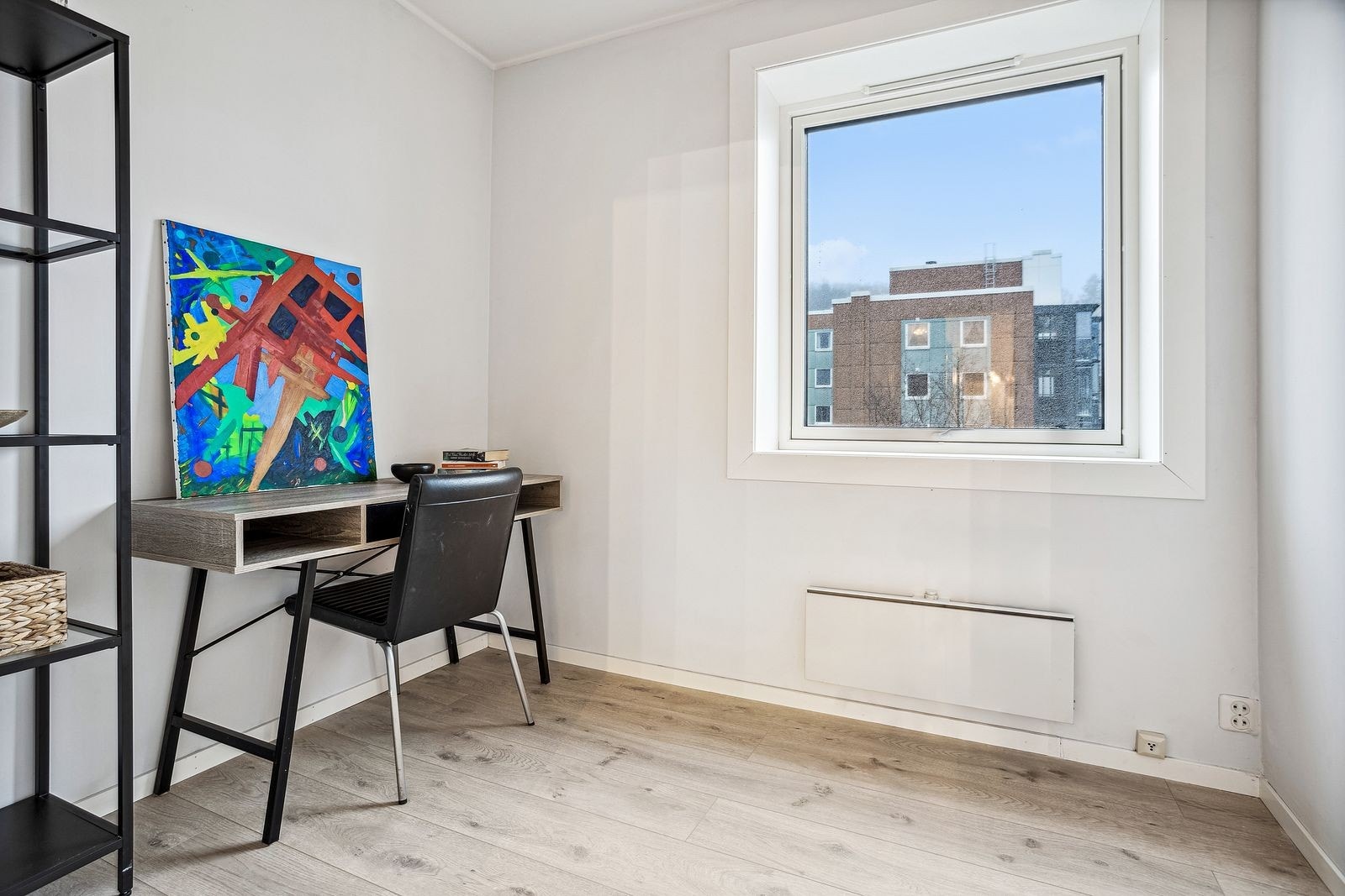 Alle rommene er lyse og har god plass til seng og garderobeskap Galleribilde
