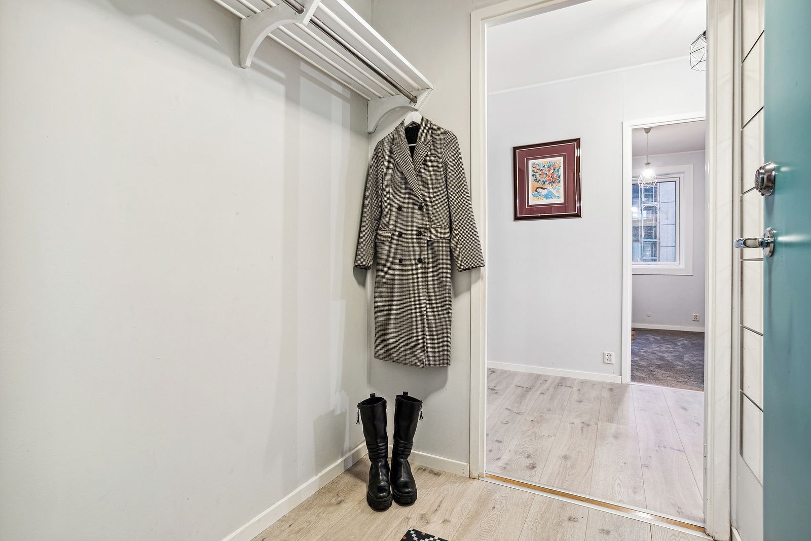 Romslig entre med god plass til å henge fra seg ytterjakker og sko Galleribilde