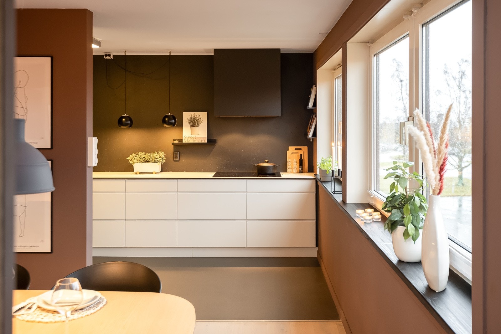 Kjøkkenet ligger innenfor stuen. Kjøkken er levert av kvalitetsleverandøren Kvik. Galleribilde