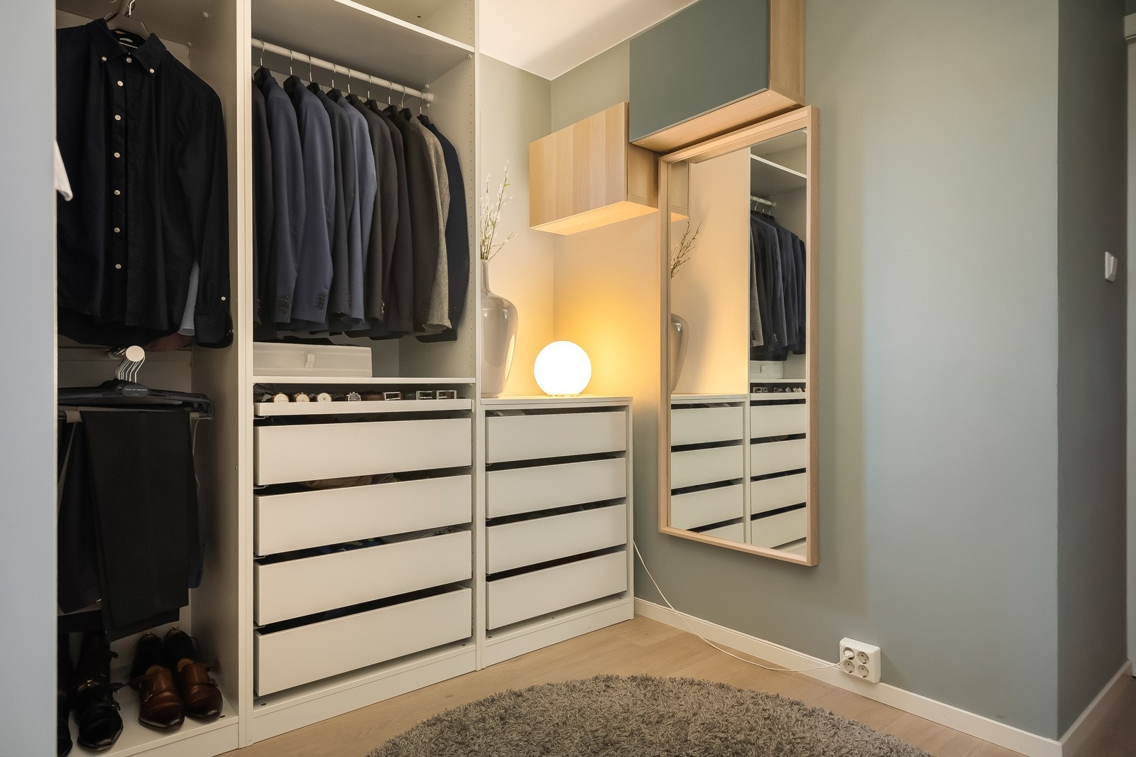 Romslig walk in garderobe på 8,5 kvm. Galleribilde