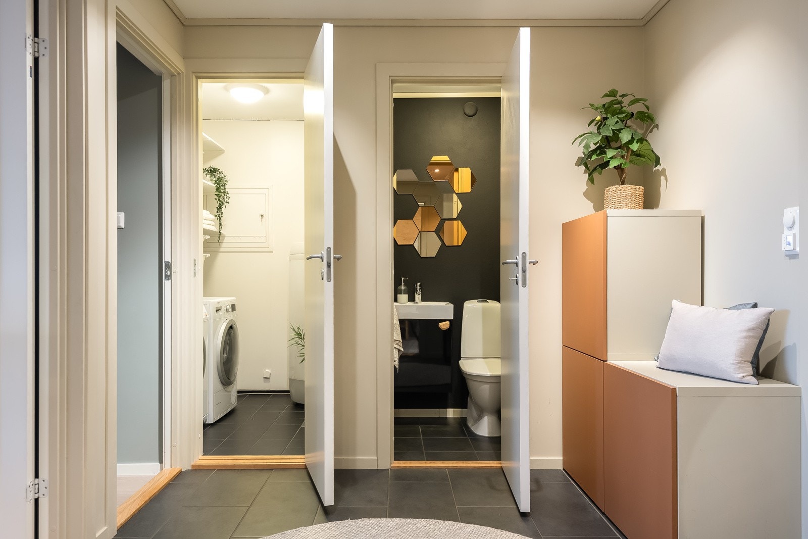 Fra entréen har man adkomst til vaskerom, WC og masteravdelingen med walk in garderobe. Galleribilde